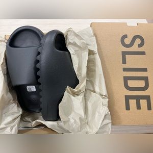 Yeezy slides Onyx US 6 Men/Womens 7